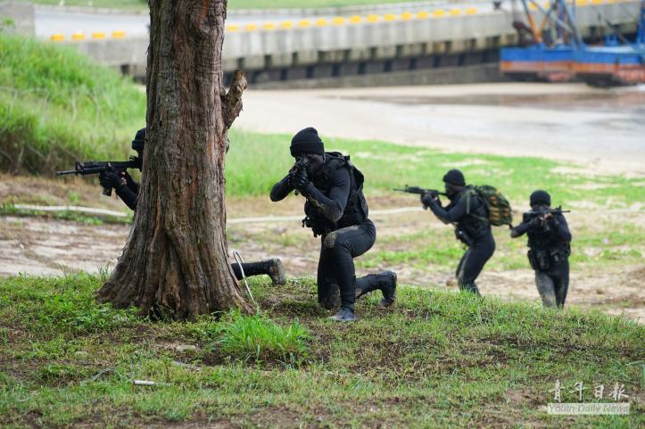 Members of  Amphibious Reconnaissance and Patrol Unit aka Frogmen, Taiwan's equivalent of US Navy SEALS, during Han Kuang 31 exercise (漢光31號演習). Image Credit: CC by 青年日報 Youth Daily News/Flickr,